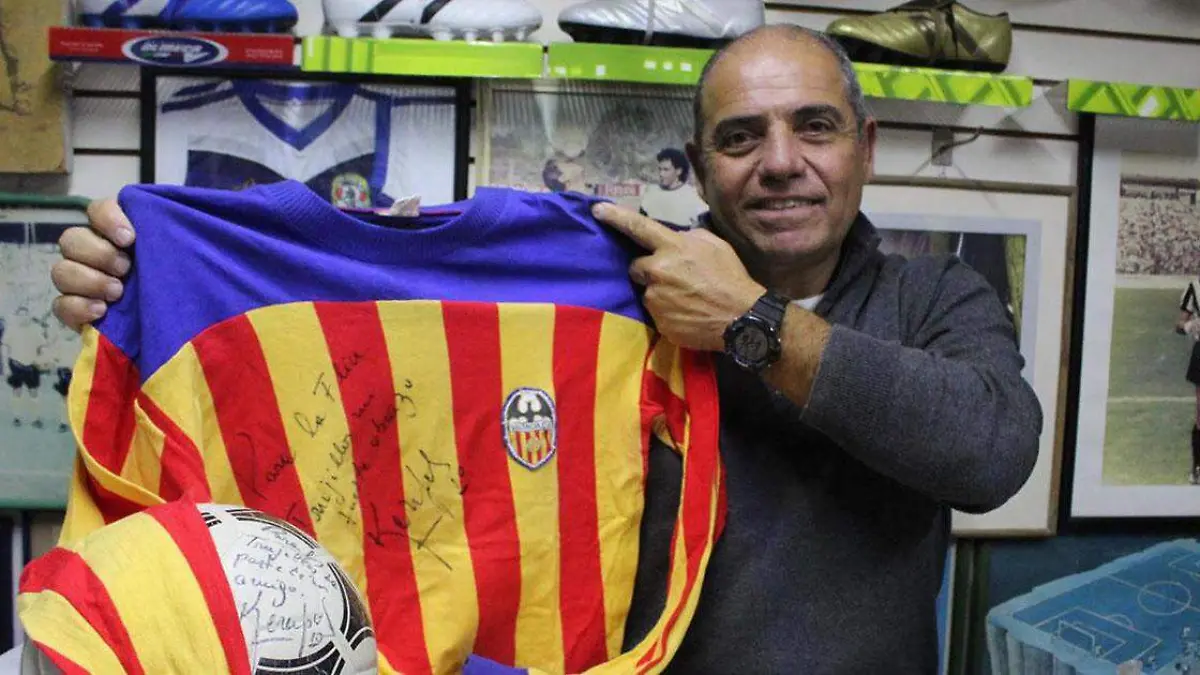 Toño Trujillo muestra la joya de su museo la elástica que Kempes usó con el Valencia CF en su época dorada